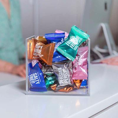 Forskellige chokolader ligger i et glas