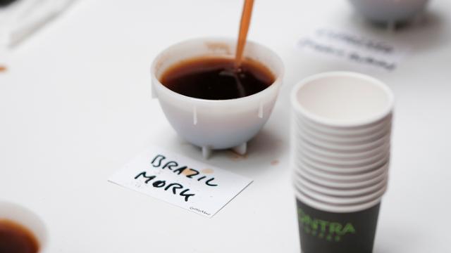 Kaffe i kop og Kontra Coffee papkrus