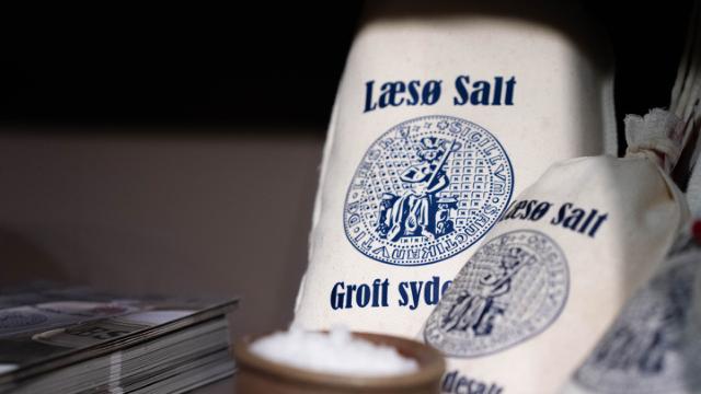 Nærbillede af to poser Læsø Salt