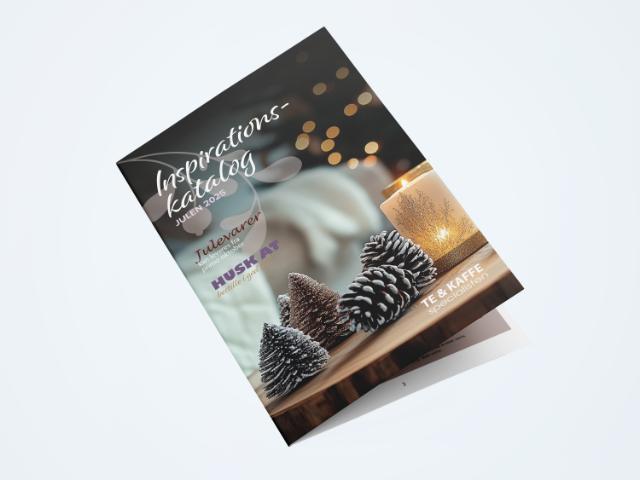 Kvinde sidder i mødelokale og drikker kaffe